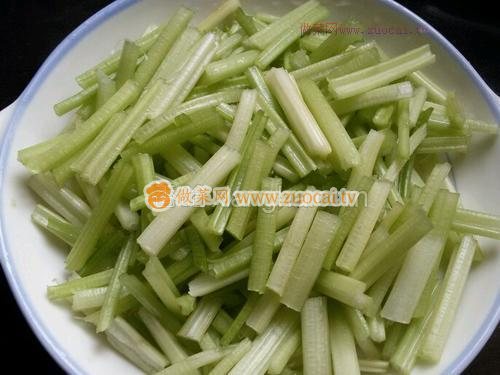 香芹炒鸡翅的做法