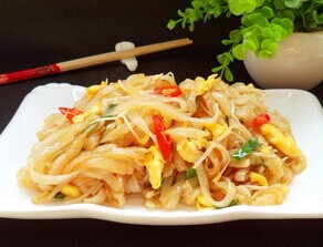 鸡蛋炒河粉的做法