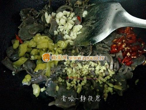 酸豆角双椒炒鸡胗的做法