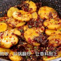 香喷喷的【孜然牛肉土豆片】 的做法图解5