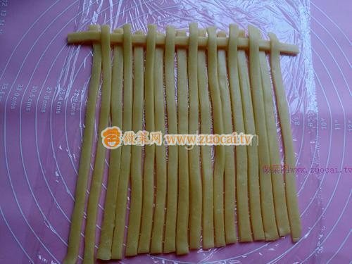 草莓酱夹心编织饼干的做法