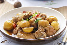 板栗炖鸡的做法