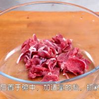 香喷喷的【孜然牛肉土豆片】 的做法图解2