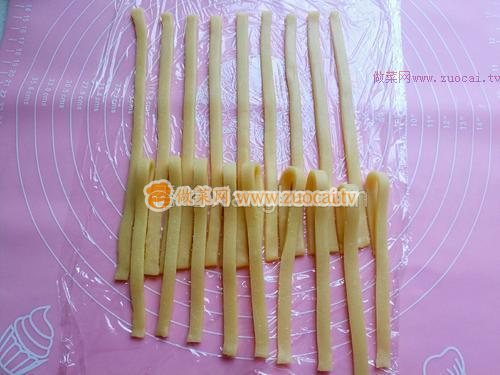 草莓酱夹心编织饼干的做法