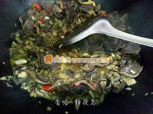 酸豆角双椒炒鸡胗的做法