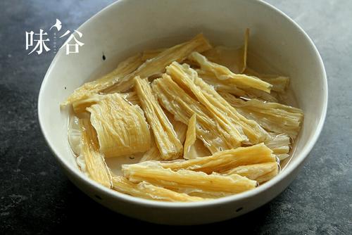 腐竹焖鸭的做法