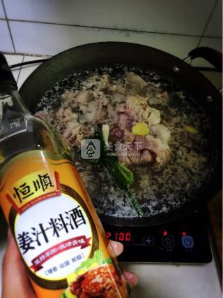 红烧兔肉焖土豆的做法步骤：2