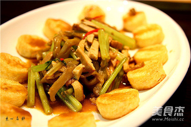 素心居静香喷喷香干芹菜榨菜丝的做法