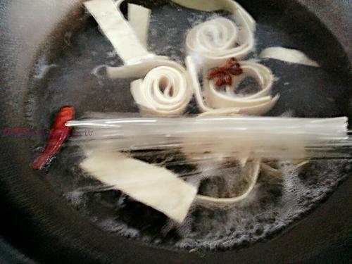 菌菇海鲜火锅鸡蛋面的做法