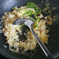 尖椒洋葱鸡蛋炒饭+冷冻糖拌西红柿的做法图解4