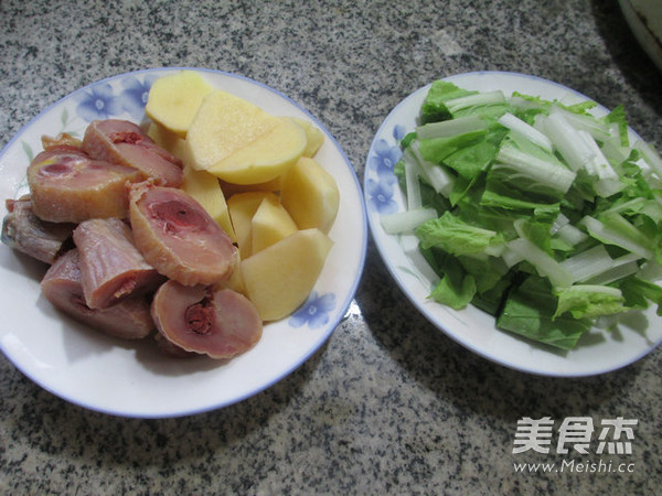 小白菜腊鸡腿煮土豆的做法