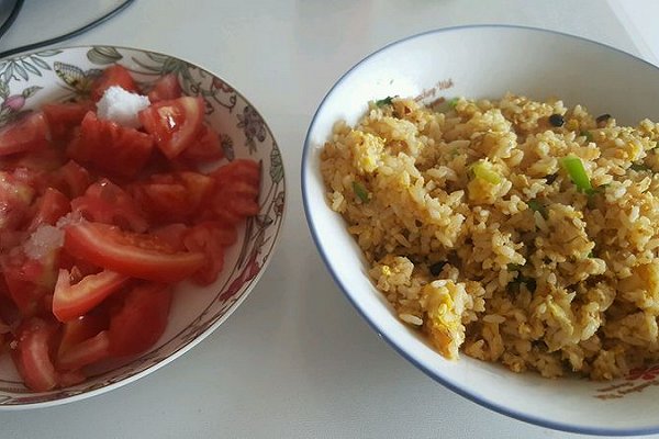 尖椒洋葱鸡蛋炒饭+冷冻糖拌西红柿的做法