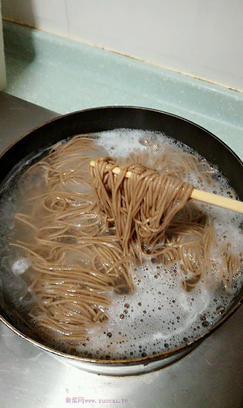 海参拌荞麦面的做法