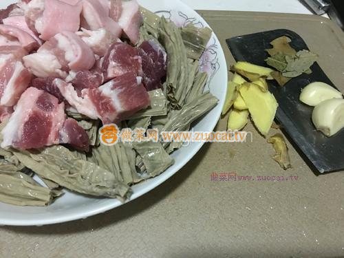 黑腐竹红烧肉的做法