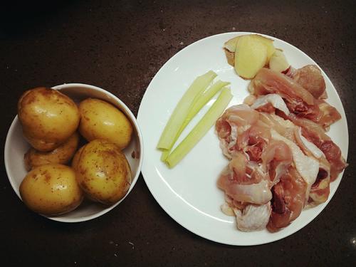 塔吉锅版土豆焖鸡腿的做法