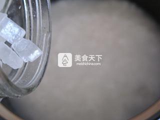 暑天懒人点心——酒酿鸡蛋的做法步骤：2