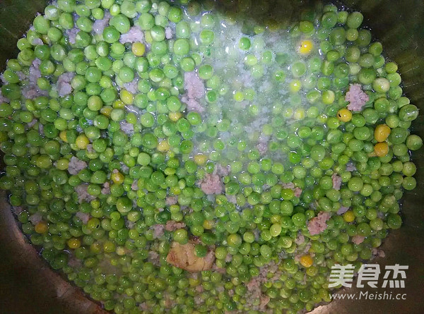 肉末焖豌豆的做法