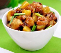 【土豆烧鸡】鸡腿炖土豆_土豆烧鸡块的做法